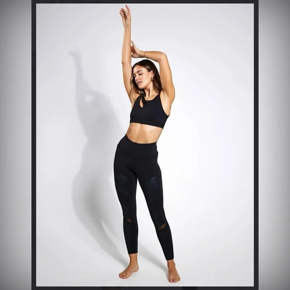 Alo leggings High Waisted Moto Legging
Black
Size xs
Waist 12”
Inseam 27” - Picture 2 of 10